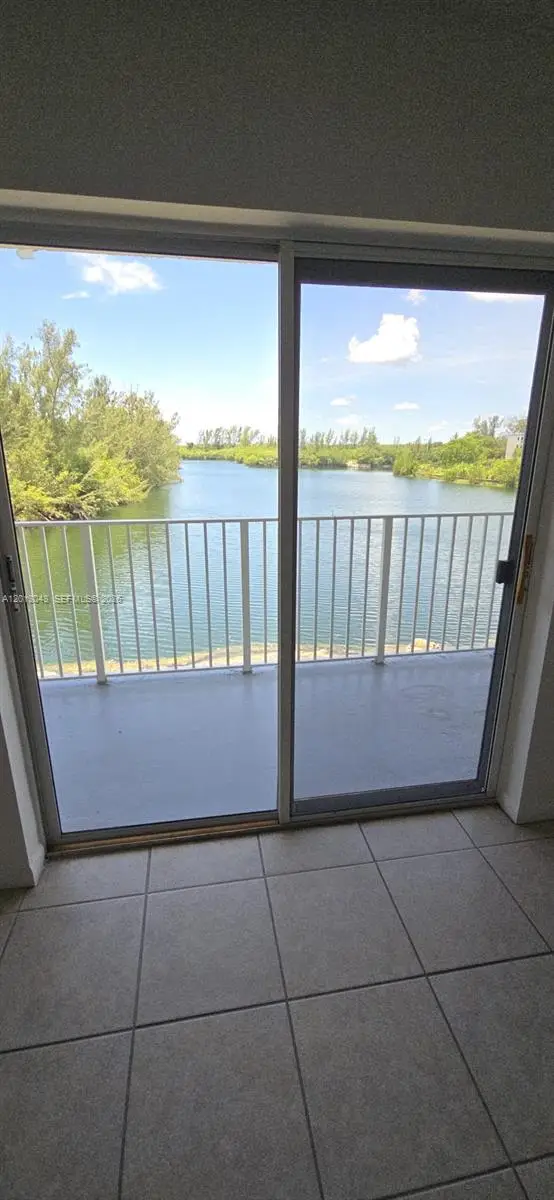 8240 SW 210th St #214, Cutler Bay, FL 33189