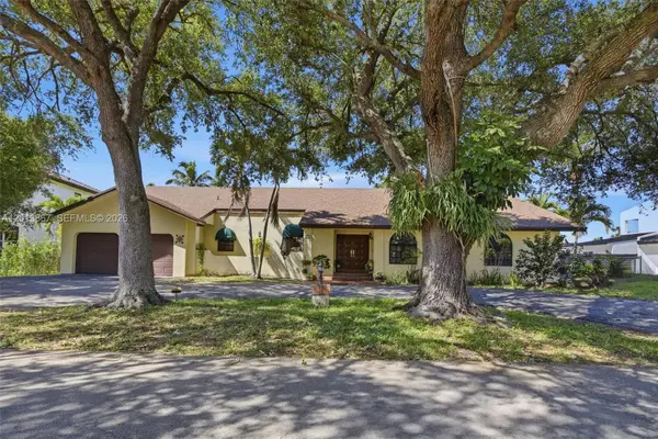 7200 N Oakmont Dr, Hialeah, FL 33015