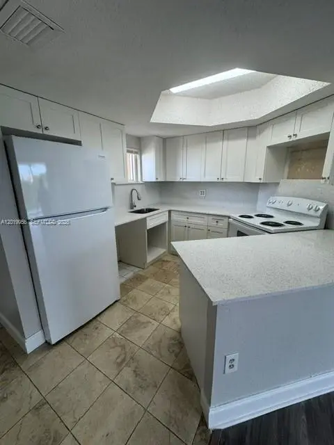 8323 Lake Dr #506, Doral, FL 33166 - #3