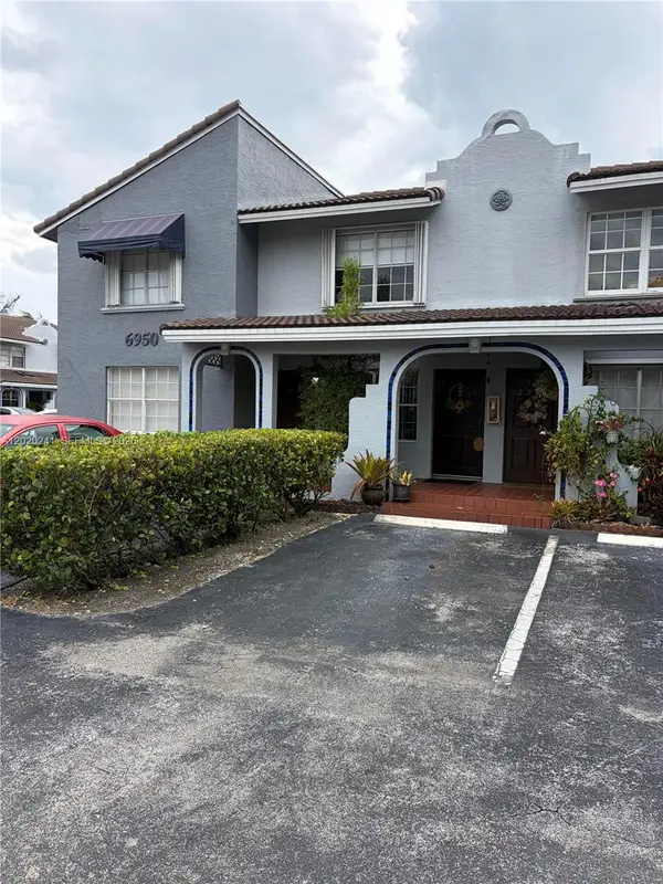 6950 NW 173rd Dr #2202, Hialeah, FL 33015