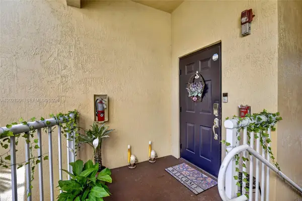 120 Jacaranda Country Club Dr #205, Plantation, FL 33324