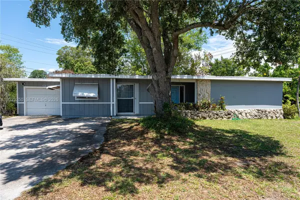 982 SW Airoso Blvd, Port St Lucie, FL 34983