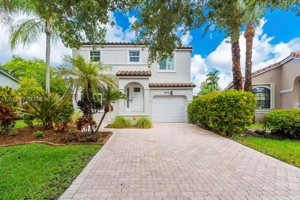 690 NW 159th Ln, Pembroke Pines, FL 33028