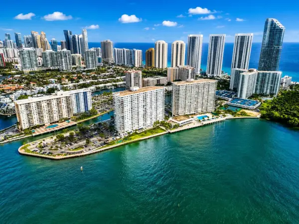 300 Bayview Dr #807, Sunny Isles Beach, FL 33160