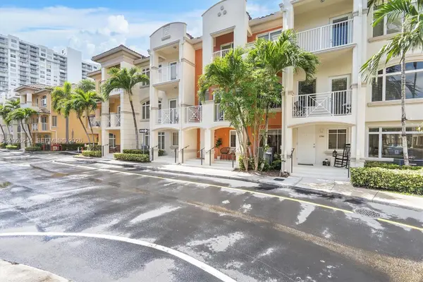 2704 NE 184th Ter, Aventura, FL 33160