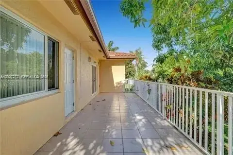 1101 NE 2nd St, Hallandale Beach, FL 33009 - #2
