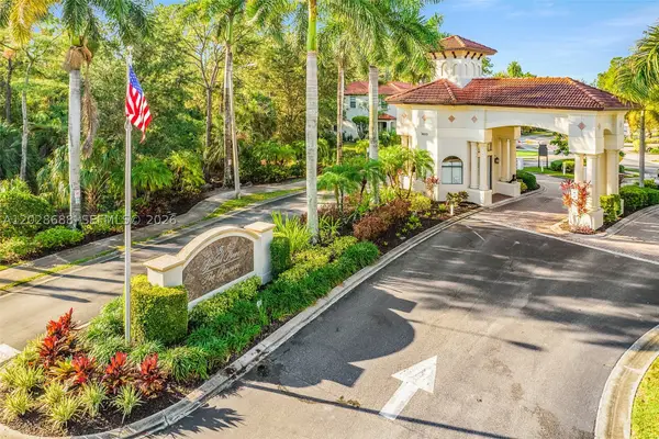 7542 Bristol Cir, Naples, FL 34120