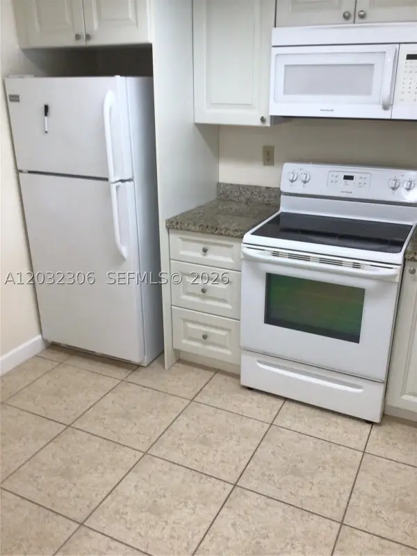 10975 SW 107th St #302, Miami, FL 33176