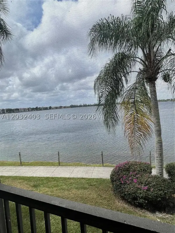 110 Lake Emerald #203, Oakland Park, FL 33309