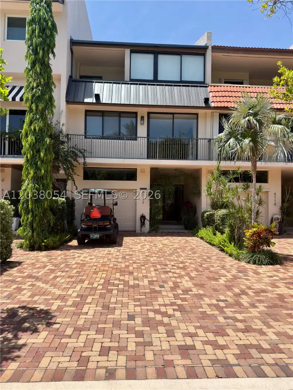 6112 Paradise Point Dr, Palmetto Bay, FL 33157