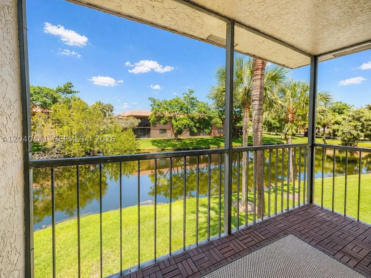 305 Lakeview Dr #204, Weston, FL 33326 - #1