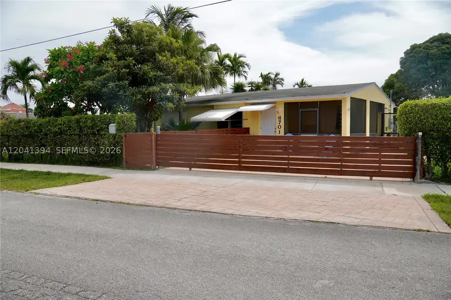 6701 Harding St, Hollywood, FL 33024 - #2