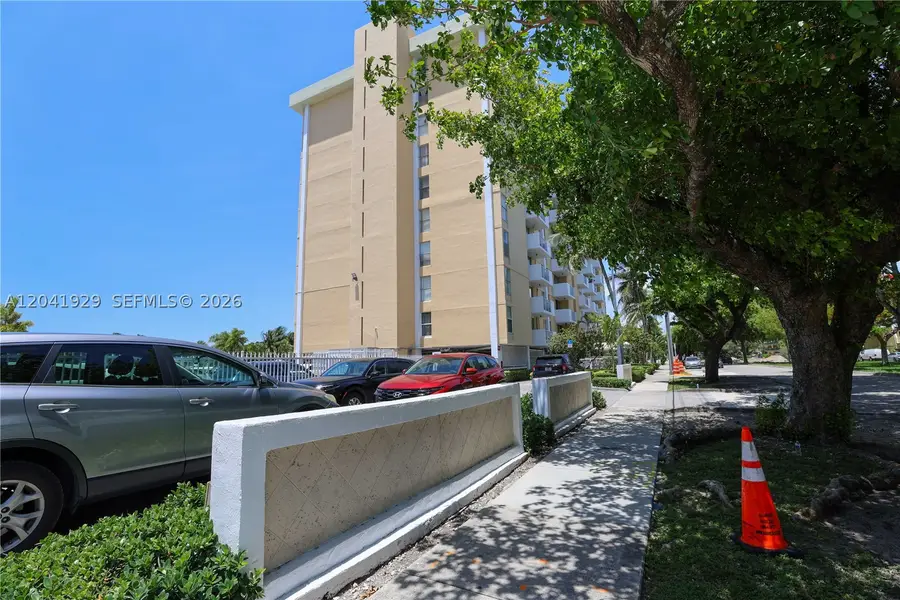 2000 NE 135th St #906, North Miami, FL 33181 - #2