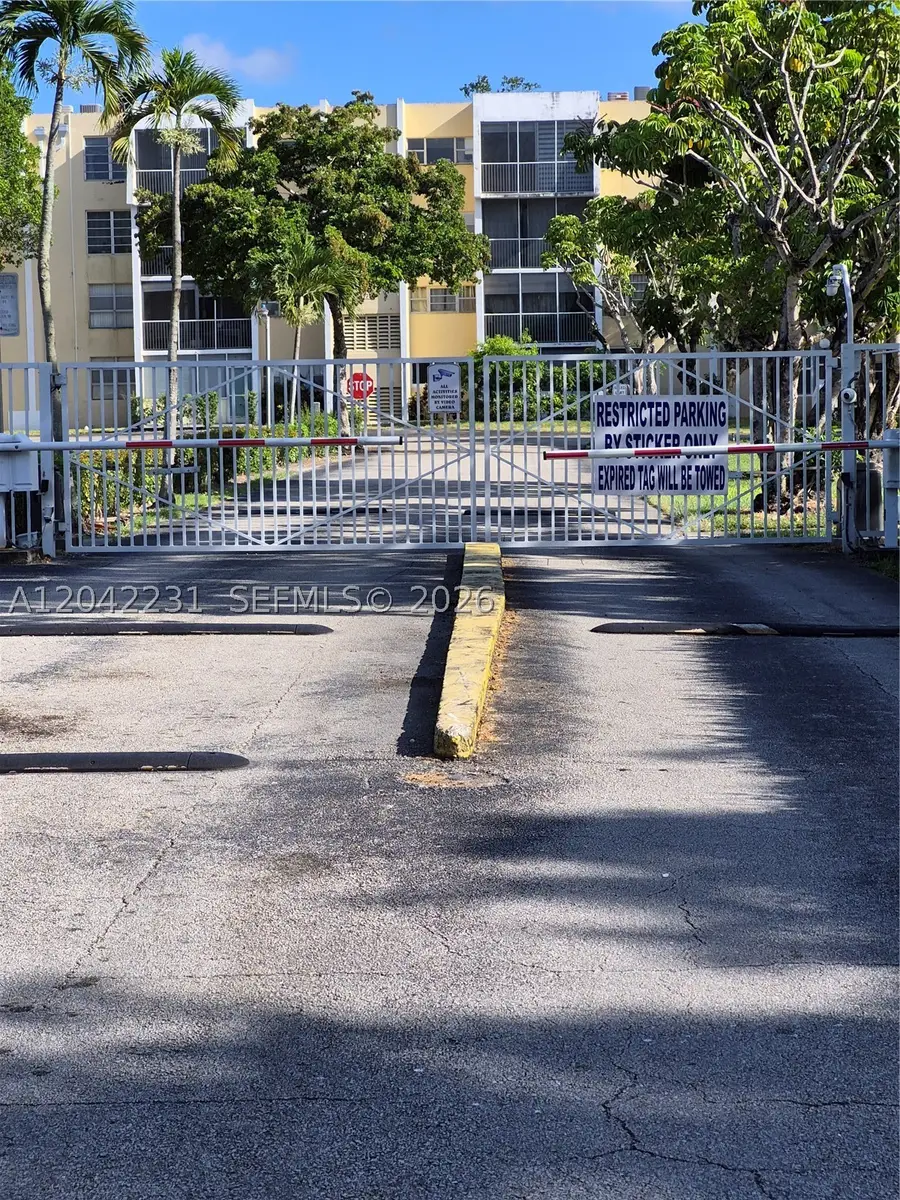 942 NE 199th St #4G, Miami, FL 33179 - #2