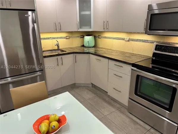 6039 Collins Ave #1205, Miami Beach, FL 33140