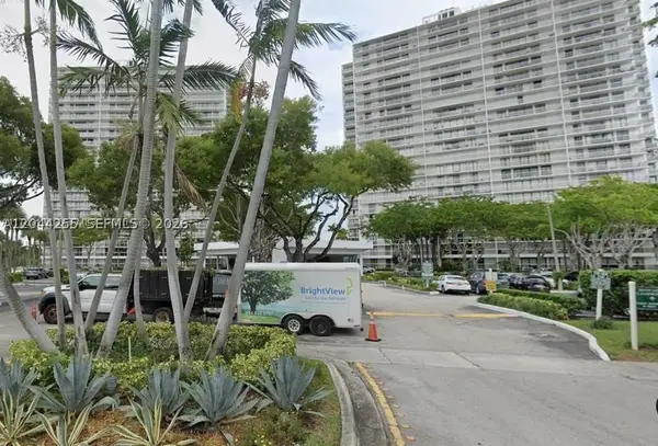 3701 N Country Club Dr #207, Aventura, FL 33180