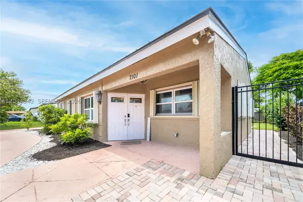 7101 Hope St, Hollywood, FL 33024