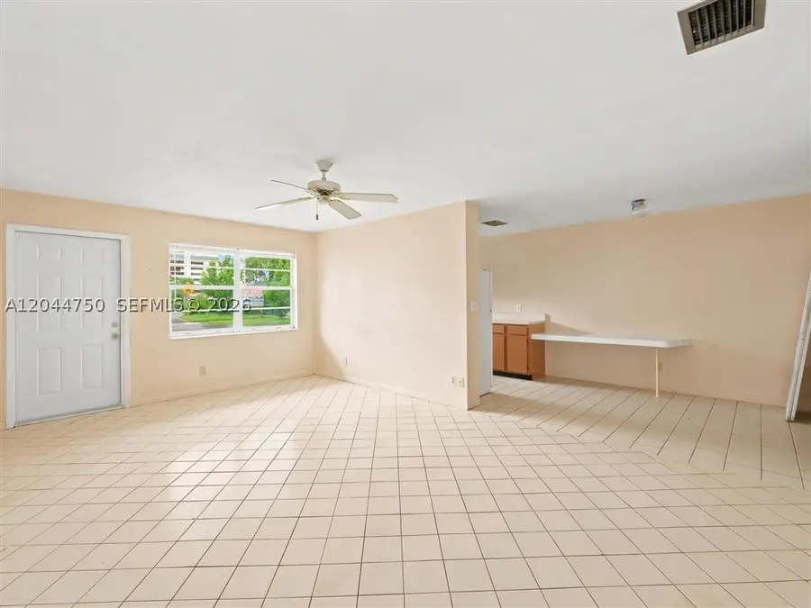 211 SE 10th St, Hallandale Beach, FL 33009 - #3