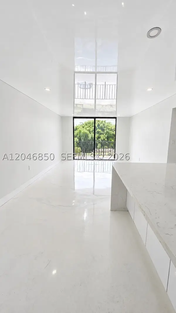 9682 Fontainebleau Blvd #203, Miami, FL 33172