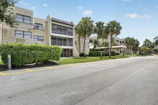 220 Lakeview Dr #210, Weston, FL 33326