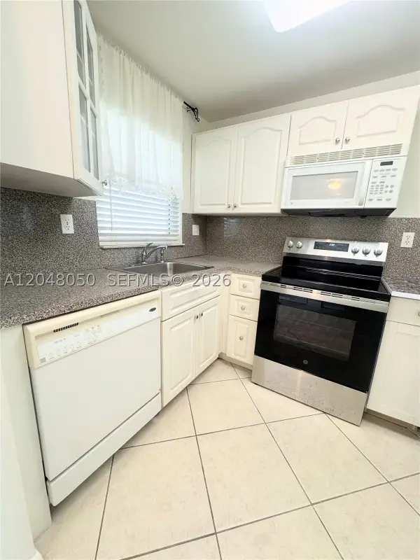 9660 Sunrise Lakes Blvd #202, Sunrise, FL 33322