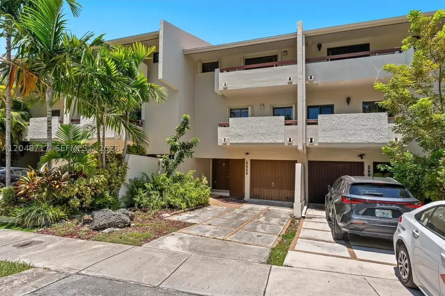 2525 NE 135th St, North Miami, FL 33181 - #3