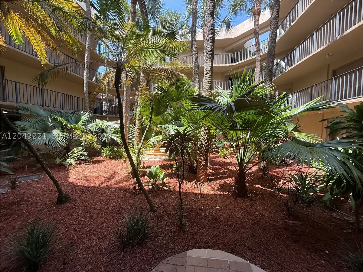 8625 NW 8th St #420, Miami, FL 33126 - #1