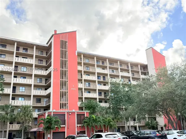 2206 S Cypress Bend Dr #508, Pompano Beach, FL 33069