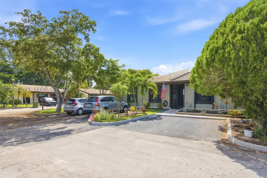 10231 Buttercup Ct, Pembroke Pines, FL 33026 - #2