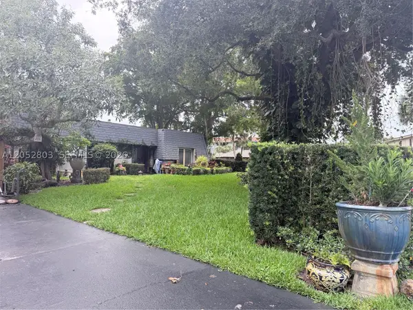 8541 N Lake Dasha Dr, Plantation, FL 33324