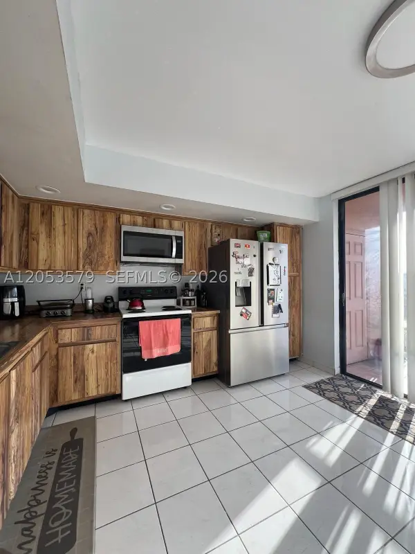 8615 NW 8th St #414, Miami, FL 33126