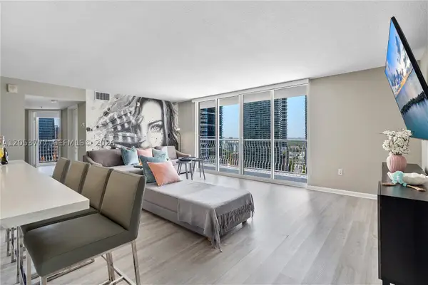 1200 Brickell Bay Dr #2423, Miami, FL 33131