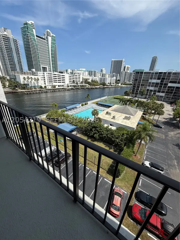 600 Parkview Dr #818, Hallandale Beach, FL 33009
