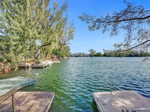 4863 SW 71st Pl, Miami, FL 33155