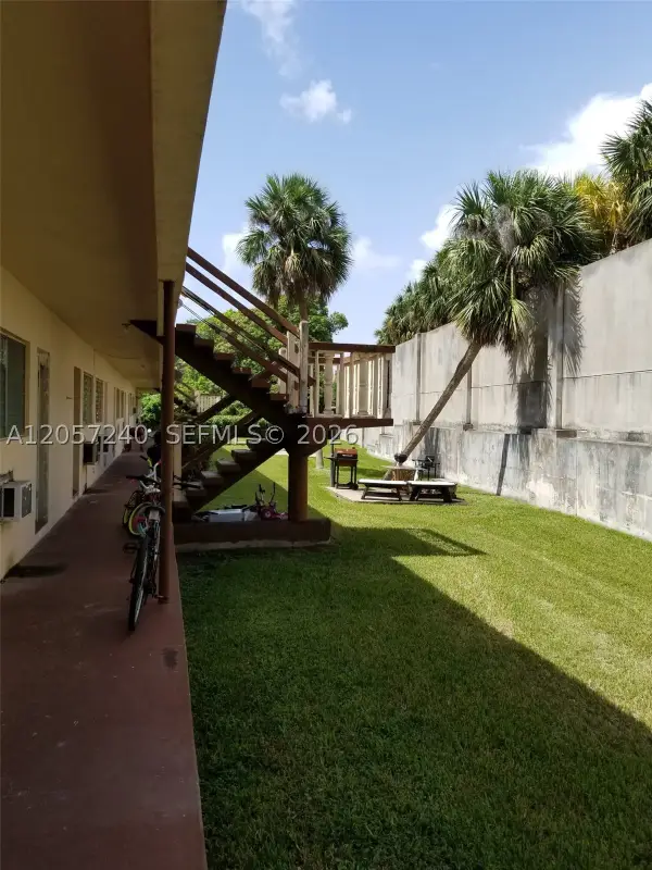 280 SW 11th Ave #18, Hallandale Beach, FL 33009