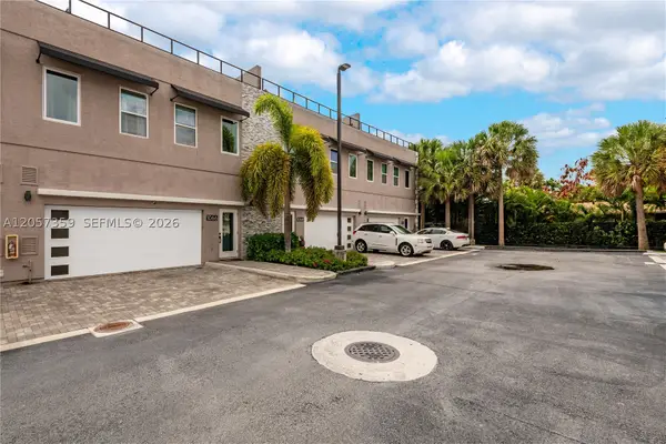1066 NE 35th St, Oakland Park, FL 33334