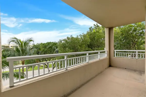 19501 W Country Club Dr #309, Aventura, FL 33180