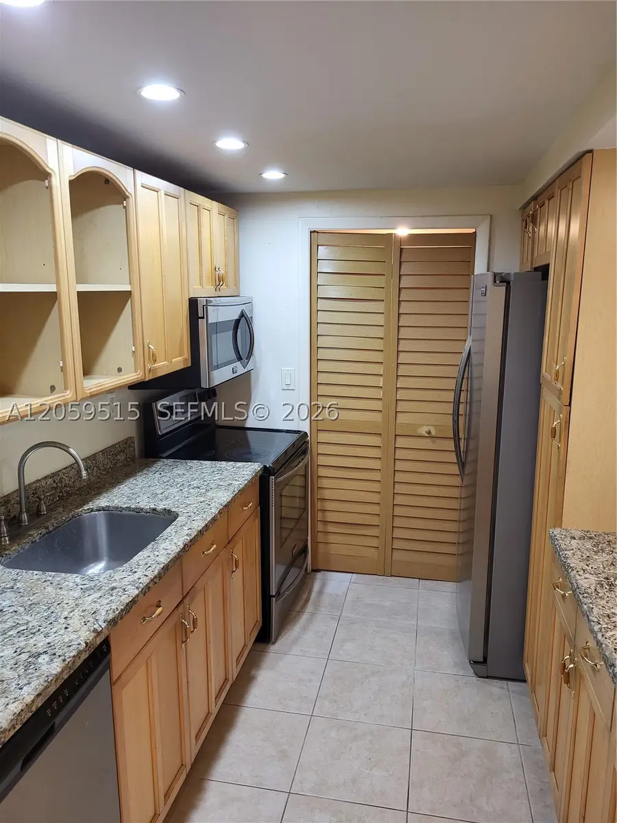 230 Lakeview Dr #207, Weston, FL 33326 - #2