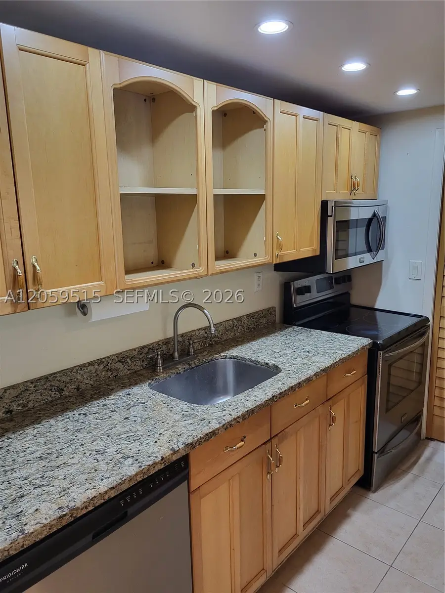 230 Lakeview Dr #207, Weston, FL 33326 - #3