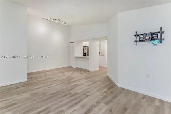 931 NE 199th St #201-22, Miami, FL 33179