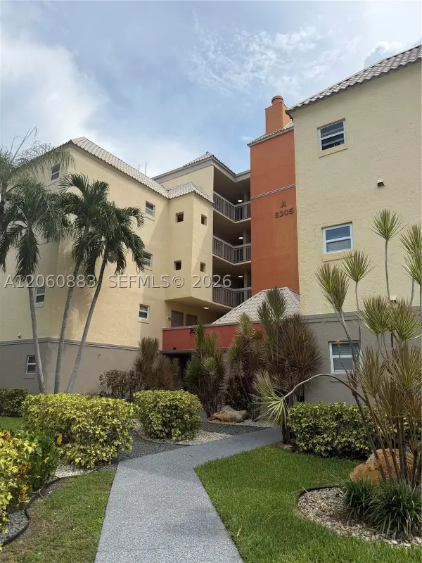 8205 Lake Dr #306, Doral, FL 33166