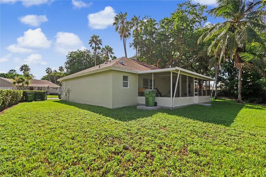 572 SE 18th Dr, Homestead, FL 33033 - #2