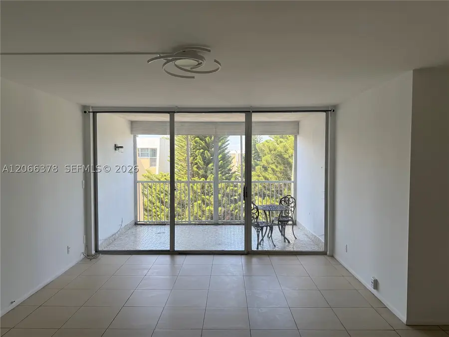 952 NE 199th St #4K, Miami, FL 33179 - #3