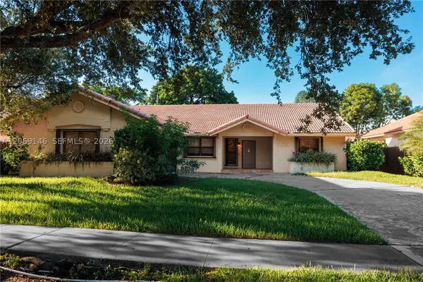 15821 Huntridge Rd, Davie, FL 33331