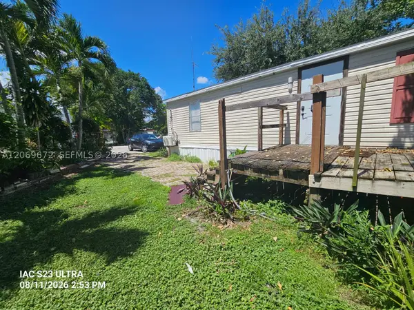 6 CT SW 6th Ct, Davie, FL 33325