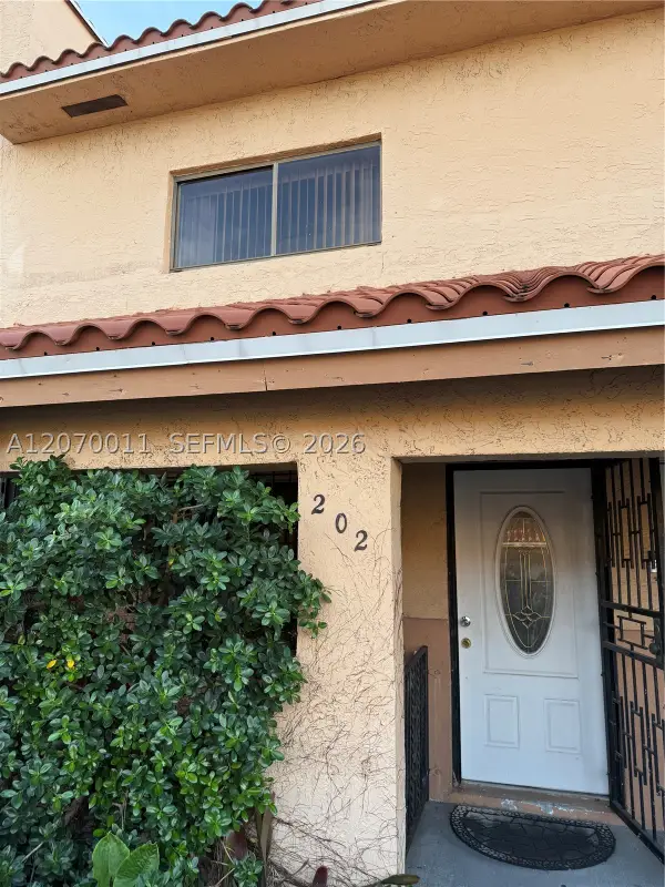 7772 W 29th Way #202, Hialeah, FL 33018