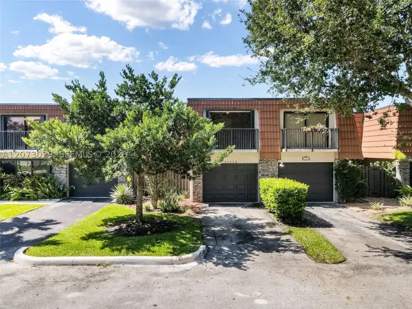 11112 N Harmony Lake Cir, Davie, FL 33324