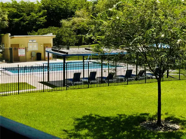 307 Lakeview Dr #202, Weston, FL 33326
