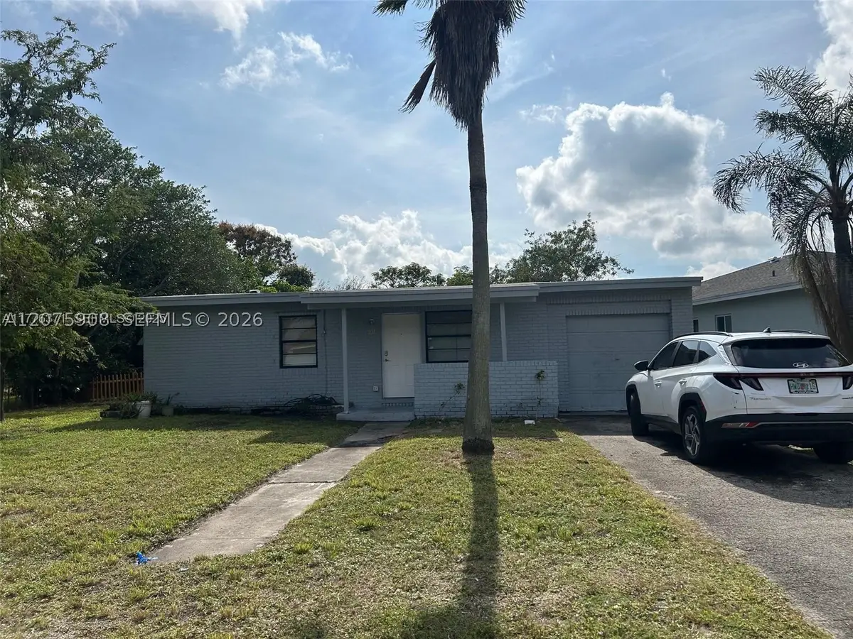 1318 NW 11th St, Fort Lauderdale, FL 33311 - #1