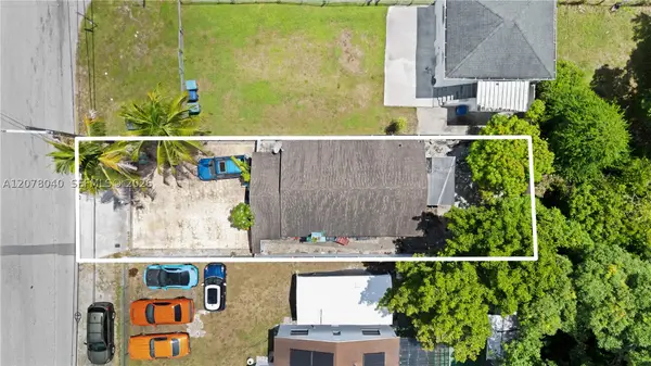 390 NE 166th St, North Miami, FL 33162